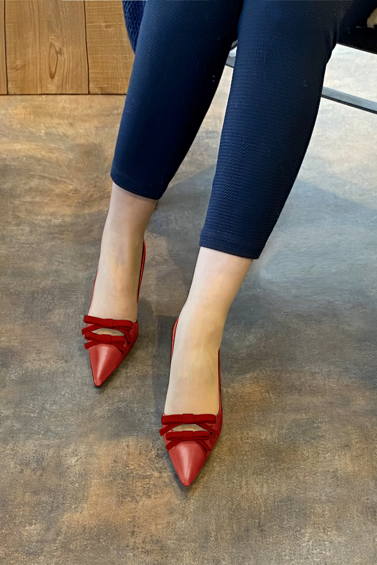 Cardinal red women's open back shoes, with a knot. Pointed toe. High slim heel. Worn view - Florence KOOIJMAN